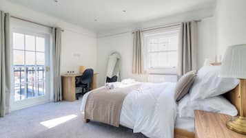 2 slaapkamers, een bureau, een strijkplank/strijkijzer, gratis wifi