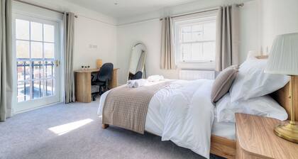 Modern central 2-Bed Apartment | Parking | Sleeps 5 | Near London Links