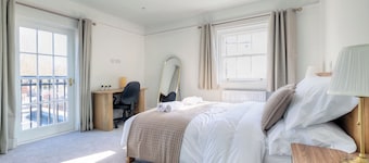 Modern central 2-Bed Apartment | Parking | Sleeps 5 | Near London Links