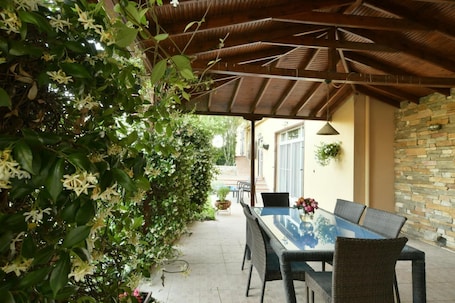 Outdoor dining. Spacious Luxury 4-Bedroom Villa with Private Pool and Garden