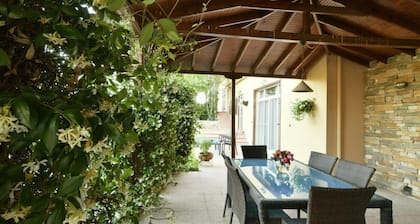 Großzügige Luxusvilla mit 4 Schlafzimmern, privatem Pool und Garten