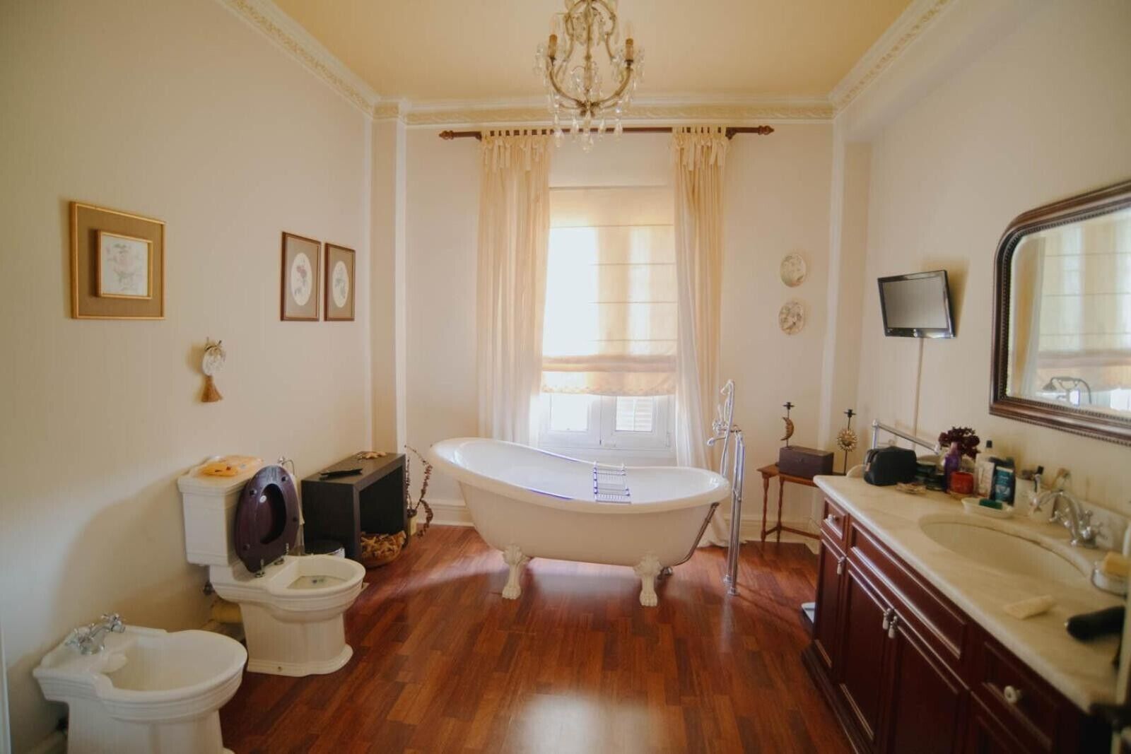 Douche, sèche-cheveux, serviettes fournies