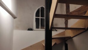 Un escalier avec des marches en bois et une fenêtre dotée d’un cadre blanc.
