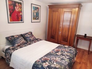 1 slaapkamer, een bureau, een strijkplank/strijkijzer, gratis wifi