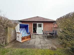 Outdoor dining - House Inselfriede Dünenhus 6 in Westerland: terrace, WLAN & close to the beach (Westerland)