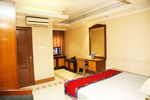 Room - 1-bedroom hotel in enchanting Dhaka with fitness room and AC (Dhaka)