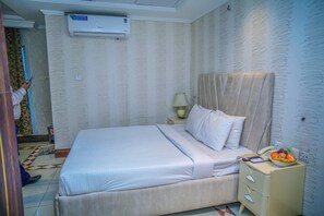 Room - 1-bedroom hotel in enchanting Dhaka with fitness room and AC (Dhaka)