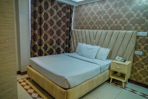 Room - 1-bedroom hotel in enchanting Dhaka with fitness room and AC (Dhaka)