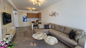 Appartement Familial, 1 chambre, balcon, côté montagne (Sunset Luxury Apartment /w Panoramic) | Coin séjour