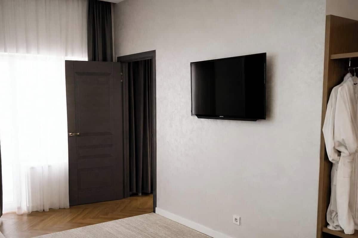 Junior Suite, Balcony, City View | In-room safe, blackout drapes, soundproofing, iron/ironing board