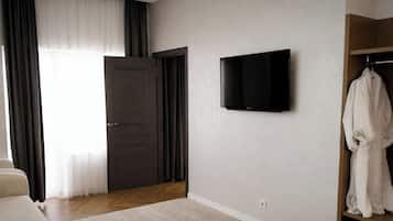 Suíte júnior, sacada, vista para a cidade | Cofres nos quartos, cortinas blackout, quartos à prova de som