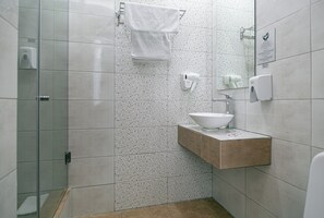 Camera Standard con 2 letti singoli, vista città | Bagno | Set di cortesia gratuito, asciugacapelli, pantofole, asciugamani
