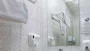 Standardenkeltværelse - byudsigt | Badeværelse | Gratis toiletartikler, hårtørrer, hjemmesko, håndklæder