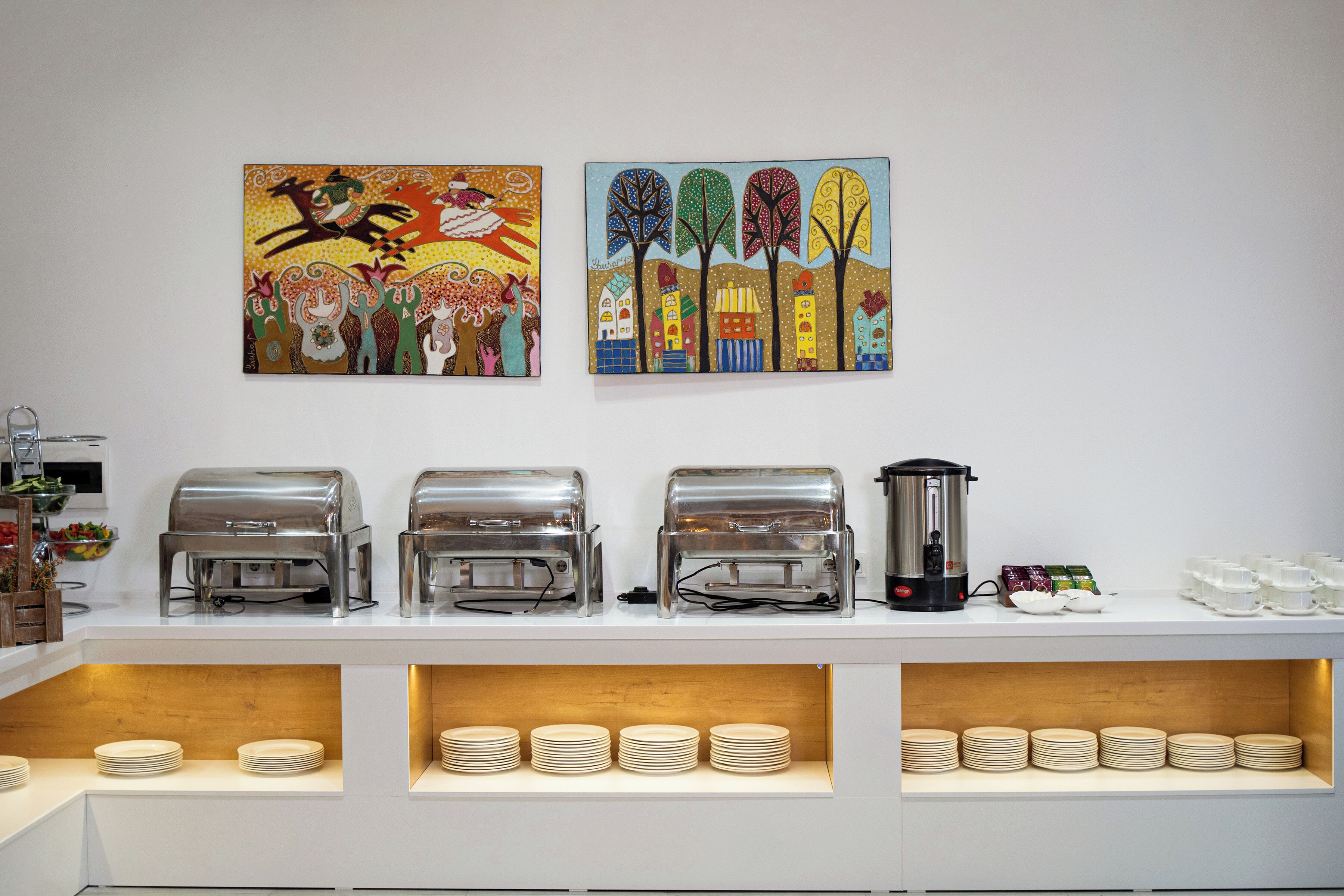 Un'area buffet con diverse postazioni gastronomiche e un angolo caffè.
