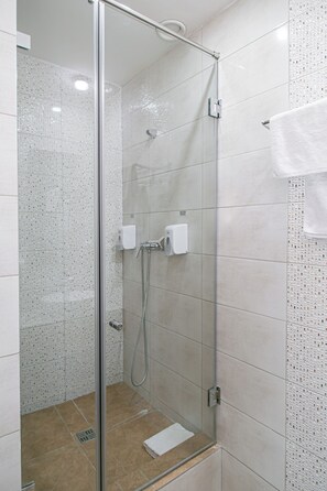 Camera Standard con 2 letti singoli, vista città | Bagno | Set di cortesia gratuito, asciugacapelli, pantofole, asciugamani
