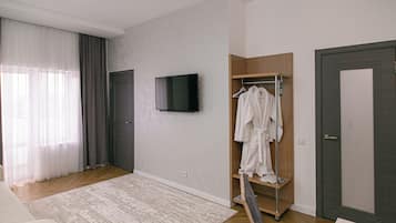 Junior Suite, Balcony, City View | Interior