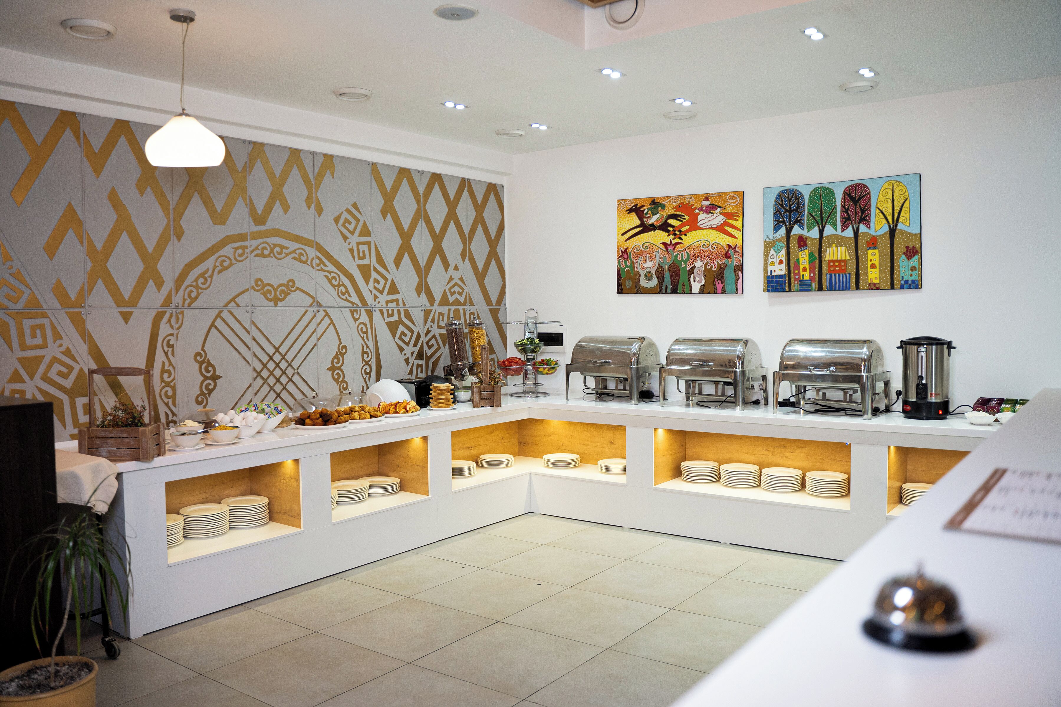 Montaje de bufé con pared estampada, una estación de café y un menú sobre la mesa.