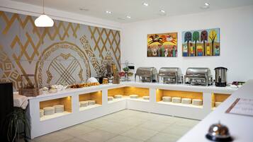 Montaje de bufé con pared estampada, una estación de café y un menú sobre la mesa.