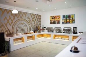 Montaje de bufé con pared estampada, una estación de café y un menú sobre la mesa.