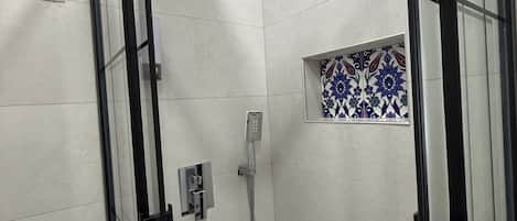 Shower, hair dryer, bidet, towels