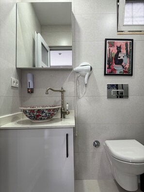 Shower, hair dryer, bidet, towels - 5-Min Walk to Beach • Mountain View Balcony Studio (Kemer)