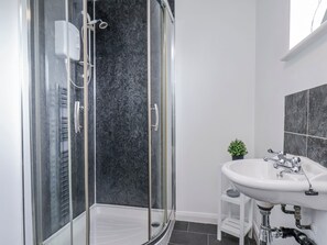 Shower - 34 Fountain Close (Whitby)
