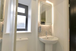 Bathroom - The Tall Trees Hotel (Amlwch)