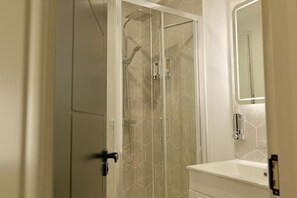 Quarto casal standard | Banheiro | Secador de cabelo, toalhas de banho, sabonete, shampoo