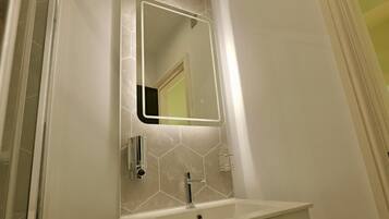 Standard Double Room | Bathroom