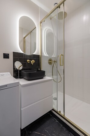 Shower, hair dryer, towels, soap - Charming apartment 2BDR/6PAX in the heart of Paris (Paris)
