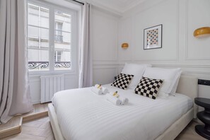 2 bedrooms, iron/ironing board, travel cot, free WiFi - Charming apartment 2BDR/6PAX in the heart of Paris (Paris)