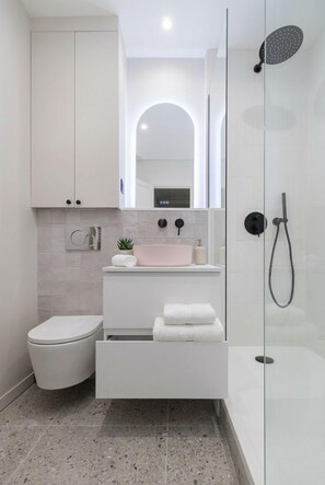 Een douche, een haardroger, handdoeken, zeep