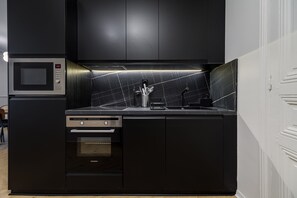 Eine moderne Küche mit integriertem Mikrowellenherd, Backofen und Geschirrspüler.