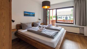 5 bedrooms, desk, travel cot, free WiFi