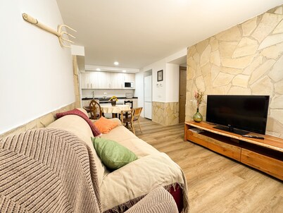 Chalet 'Casa Rural La Abuela' with Mountain Views, Wi-Fi, and Air Conditioning