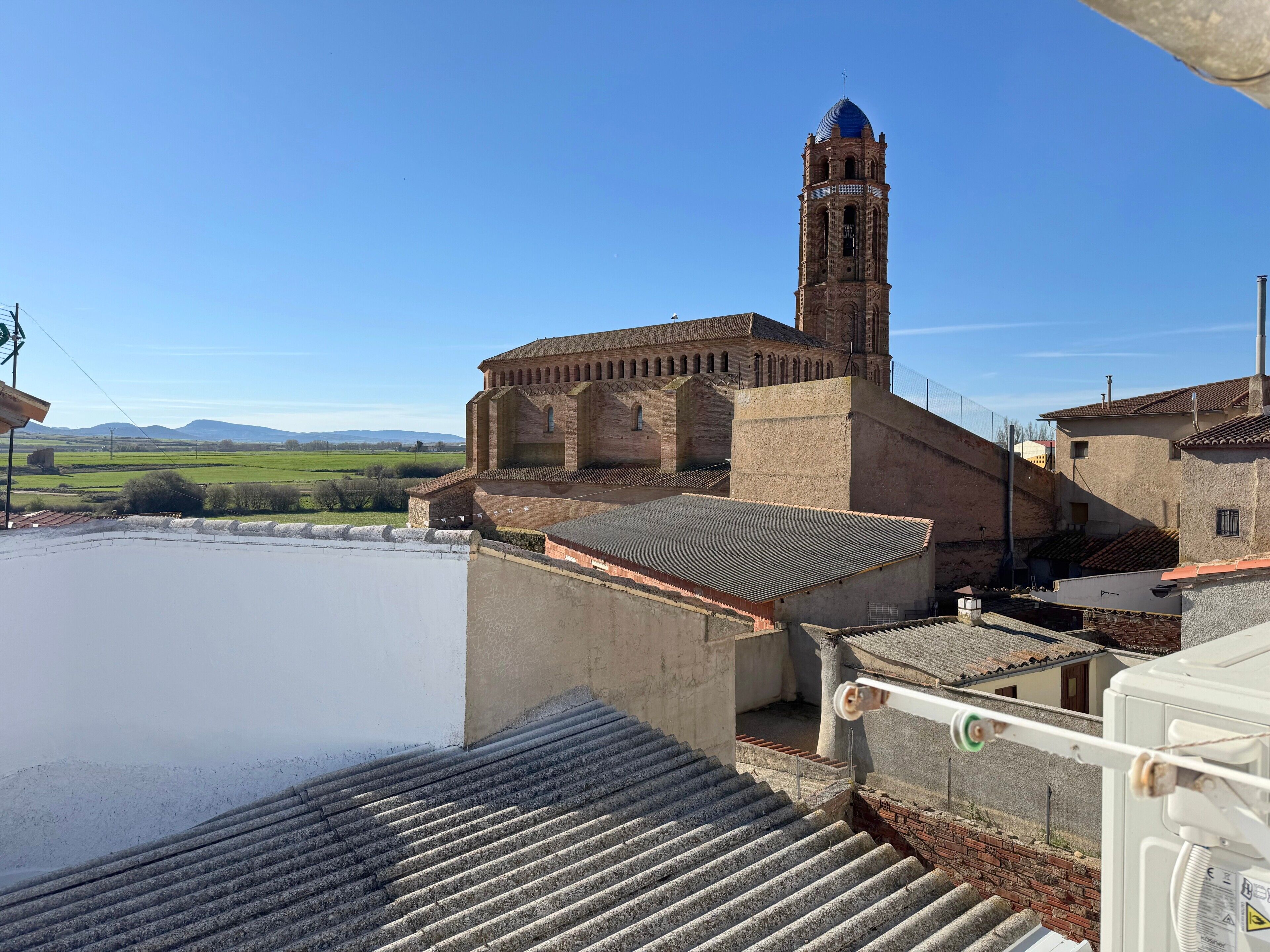 Un bâtiment doté d’une tour imposante et d’une cour intérieure.