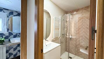 Een douche, een haardroger, handdoeken