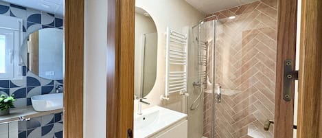 Shower, hair dryer, towels