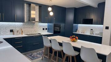 House, 3 Bedrooms, Balcony | Bahagian dalam