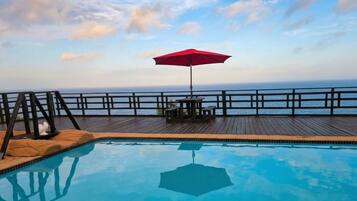 House, 3 Bedrooms, Balcony | Kolam renang