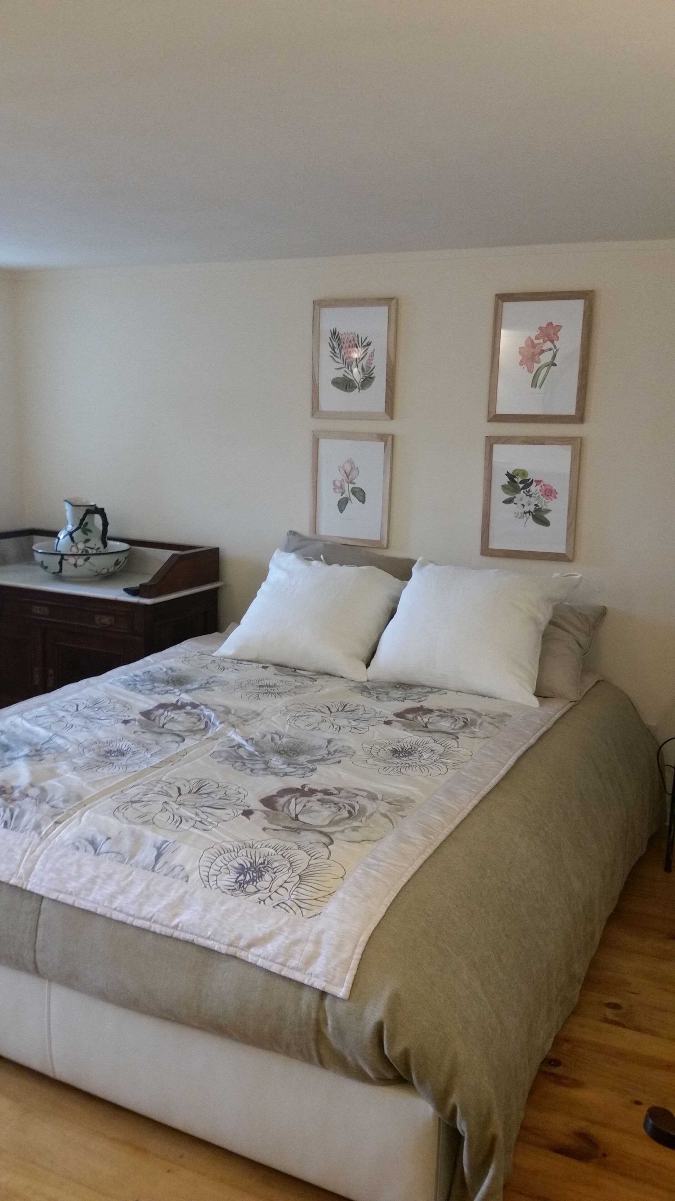 3 bedrooms, iron/ironing board, Internet, bed sheets