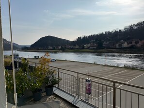 Property grounds - Apartment 'Ferienwohnung Elbufer 3a' with Mountain View, Private Terrace and Wi-Fi (Stadt Wehlen)