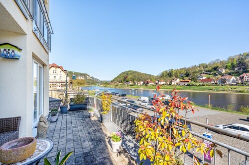 Ferienwohnung Elbufer 3a mit Bergblick, privater Terrasse und WLAN