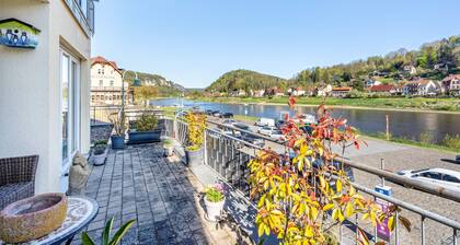 Ferienwohnung Elbufer 3a mit Bergblick, privater Terrasse und WLAN