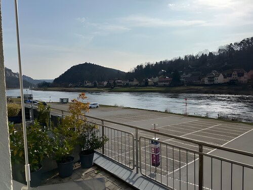 Ferienwohnung Elbufer 3a mit Bergblick, privater Terrasse und WLAN