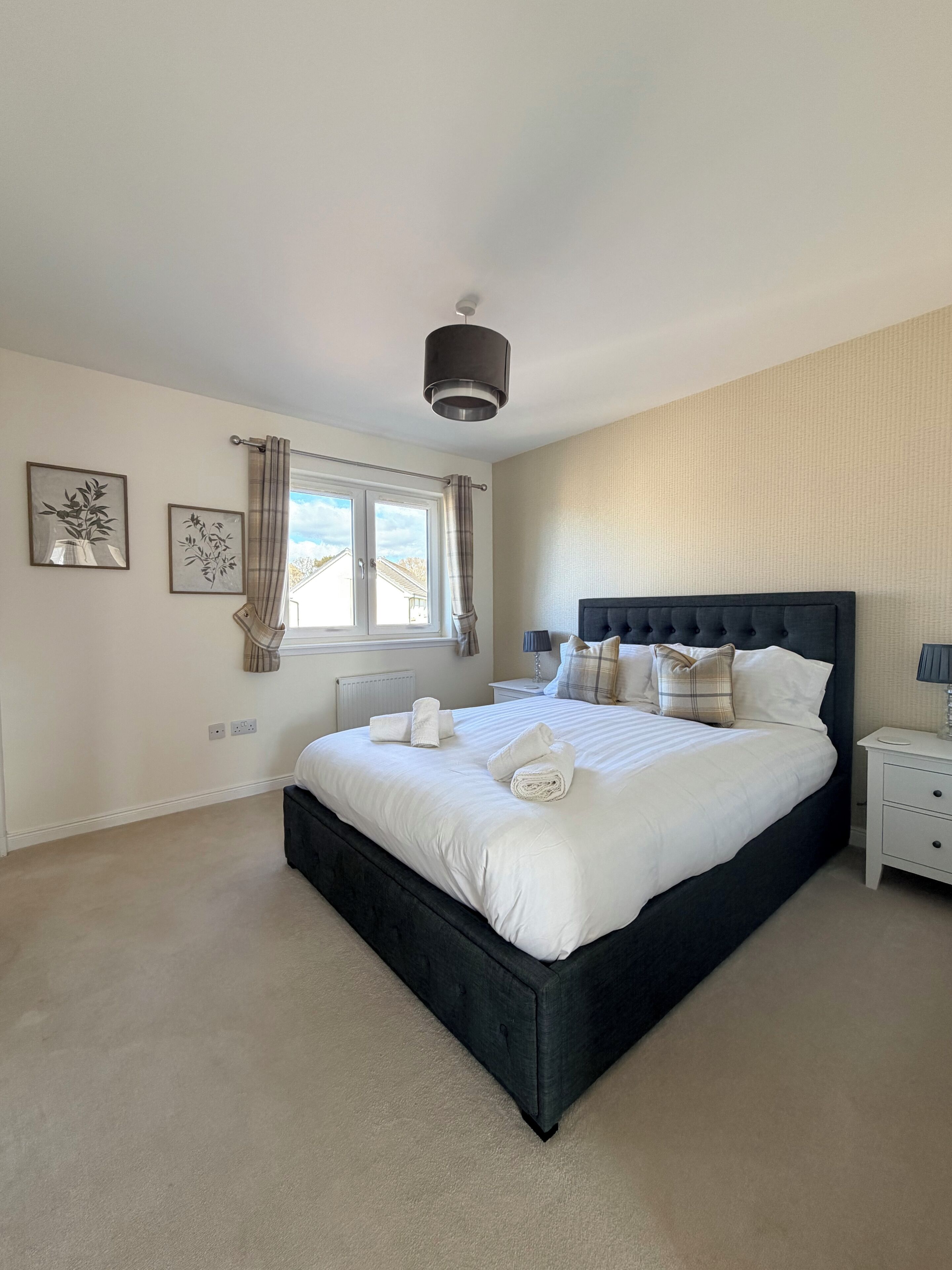 3 habitaciones, tabla de planchar con plancha, wifi y ropa de cama 