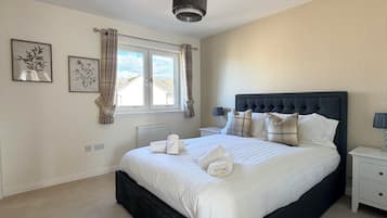 3 bedrooms, iron/ironing board, WiFi, bed sheets