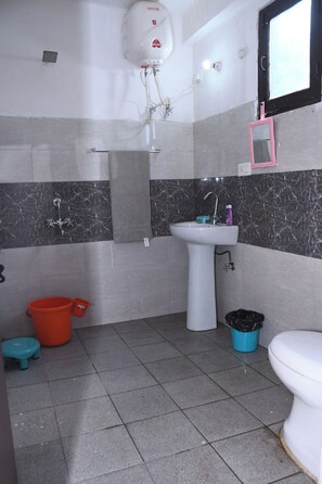 Deluxe-Doppelzimmer | Badezimmer | Toilettenpapier