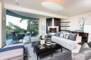 Casa de lujo, varias camas, acceso a la alberca, vista a la montaña (Beverly Crest) | Área de sala de estar