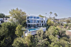 Exterior - Beverly Crest: Ultra-private BH Retreat w/ Infinity Pool & Skyline Vistas (Beverly Hills)
